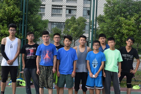 激情四射 谁与争锋——记伟德victor1946药学院迎新生篮球友谊赛圆满落幕