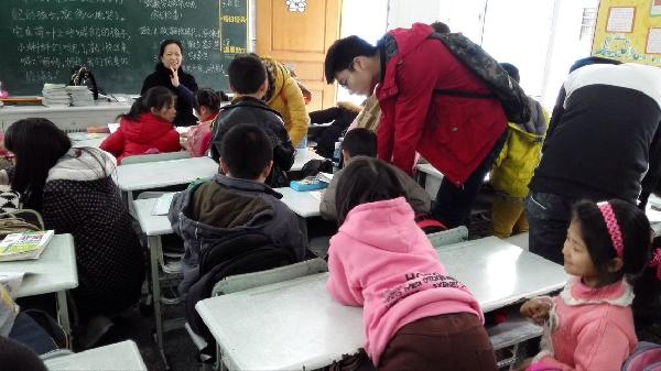 呵护春蕾  青志在路上——药学院青年志愿者赴清和小学开展课业辅导