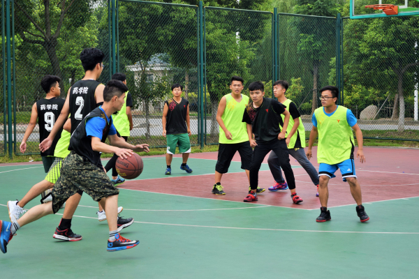 激情四射 谁与争锋——记伟德victor1946药学院迎新生篮球友谊赛圆满落幕