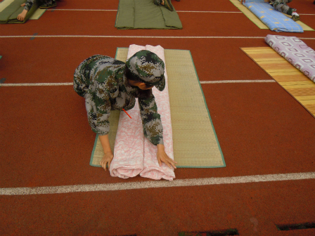 药院踊跃参加江大13级军训叠被子大赛