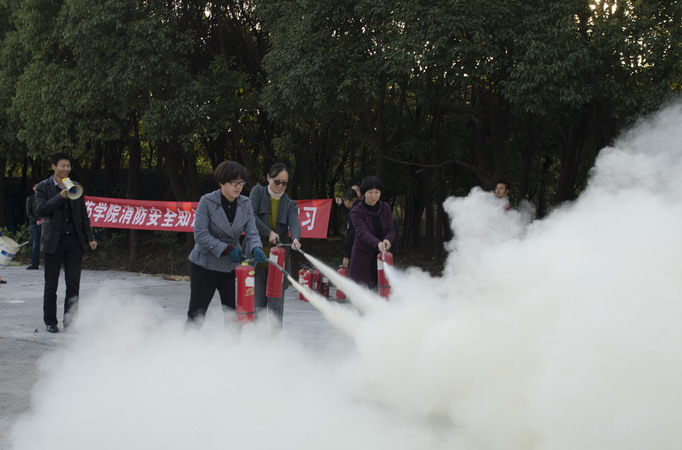 药学院师生开展消防知识培训和实战演习活动