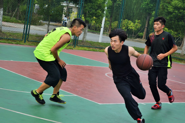 激情四射 谁与争锋——记伟德victor1946药学院迎新生篮球友谊赛圆满落幕