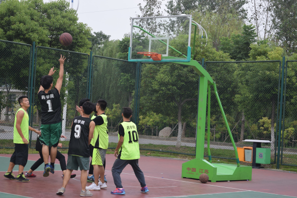 激情四射 谁与争锋——记伟德victor1946药学院迎新生篮球友谊赛圆满落幕