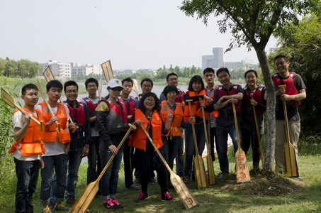 “水上游江大”--药学院师生开展划龙舟活动
