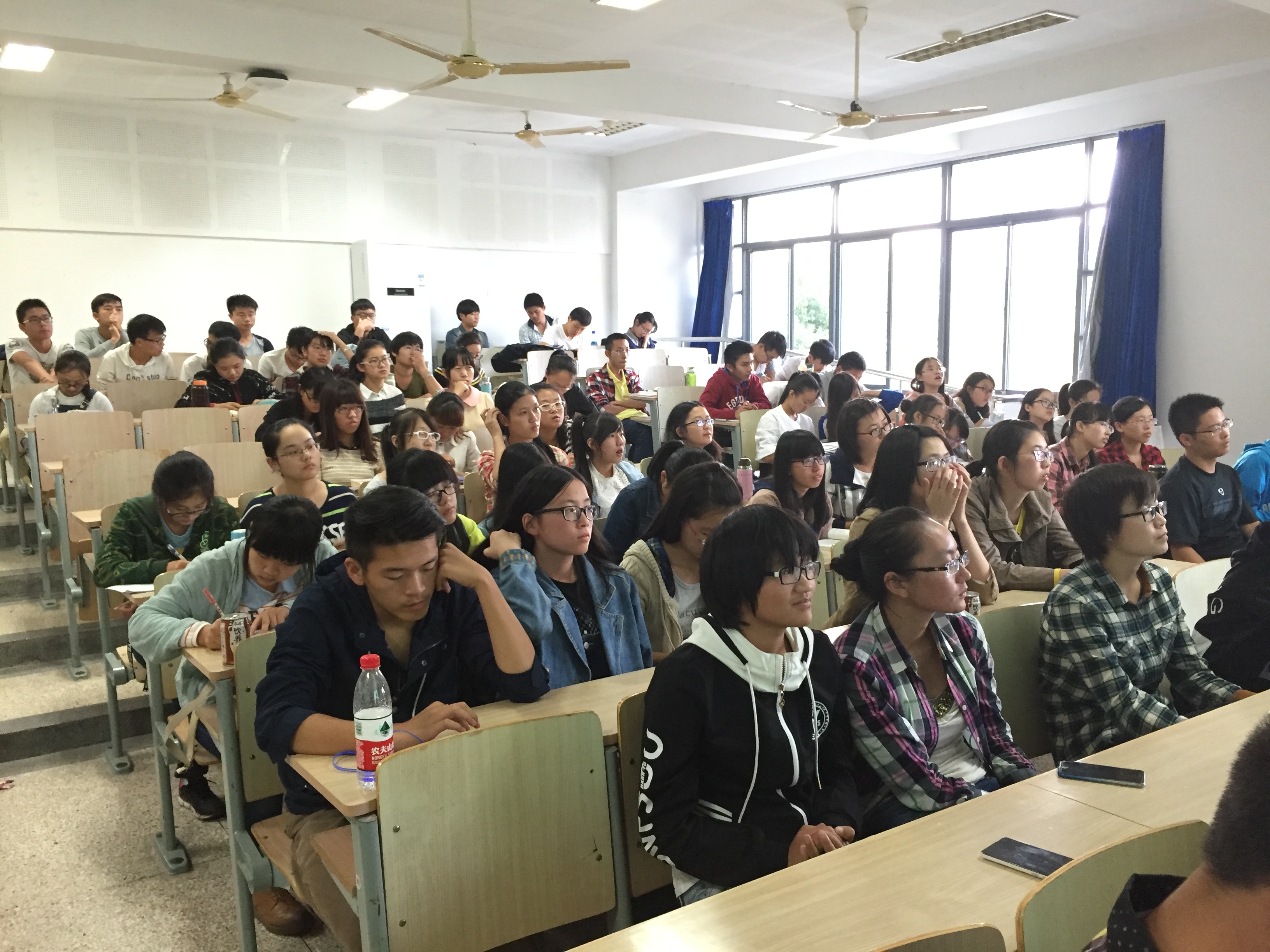 扬青春志气，增党旗光彩－－药学院举行新生党课