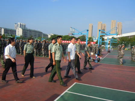 校党委武书记视察校园军训工作