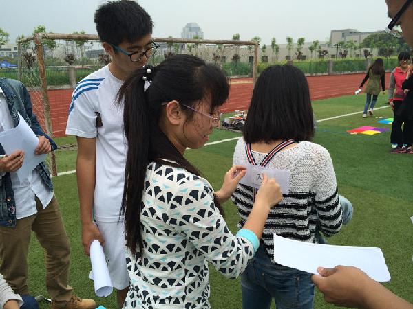 趣味撕名牌，汗水洒青春