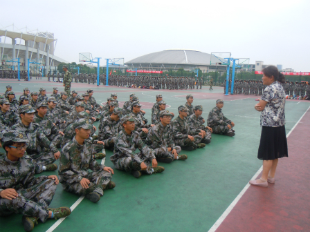 药学院领导亲临现场慰问军训学生