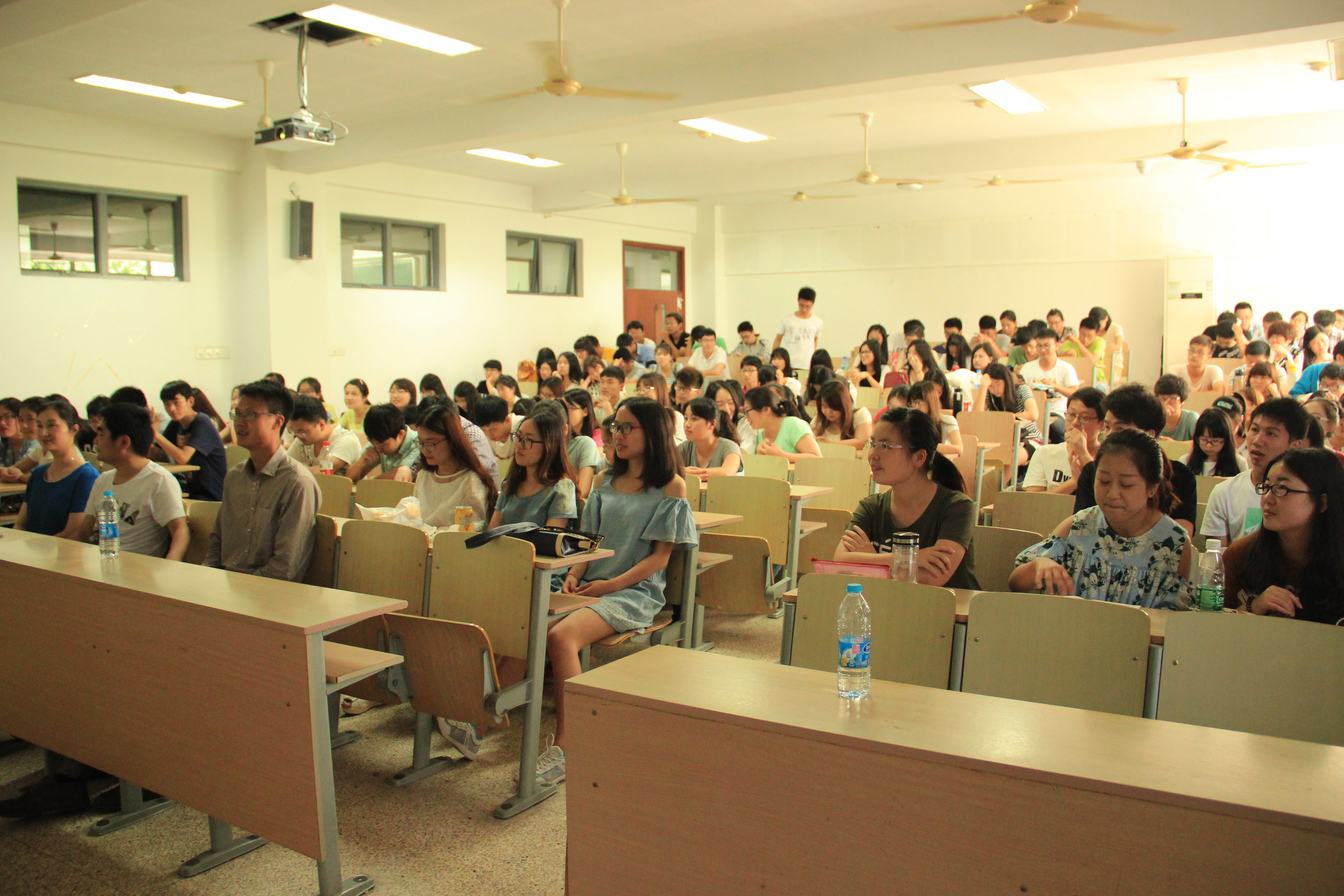 足在脚下，迹在心中—药学院举办“足迹”优秀校友分享会