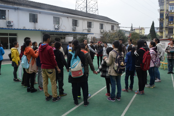 心与手相牵，爱暖在培智