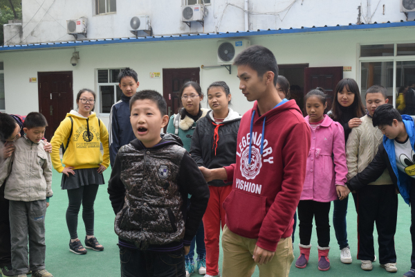 心与手相牵，爱暖在培智