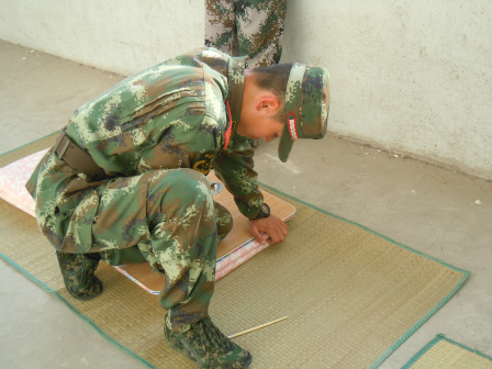 学叠“豆腐块”--药学院全面备战叠被子比赛