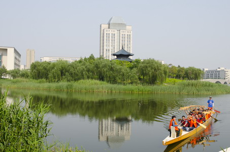 “水上游江大”--药学院师生开展划龙舟活动