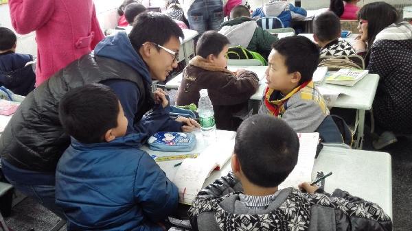 呵护春蕾  青志在路上——药学院青年志愿者赴清和小学开展课业辅导