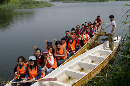 “水上游江大”--药学院师生开展划龙舟活动