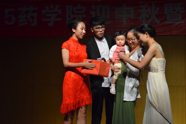 中秋圆月清辉落 为梦扬帆始今朝——记药学院中秋暨2015级迎新起点晚会