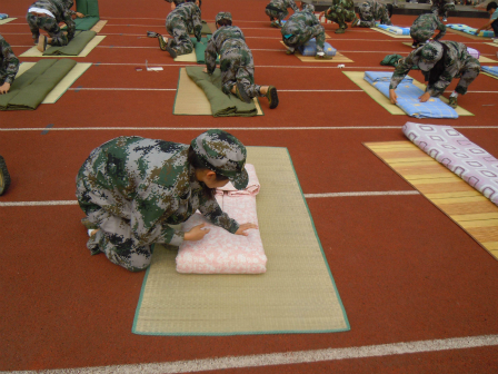药院踊跃参加江大13级军训叠被子大赛