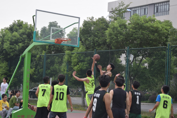 激情四射 谁与争锋——记伟德victor1946药学院迎新生篮球友谊赛圆满落幕