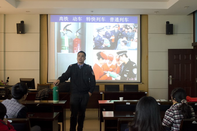 药学院师生开展消防知识培训和实战演习活动