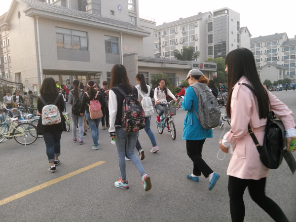 低碳环保，走出脚下精彩——药学院十月“绿色出行”主题团日活动