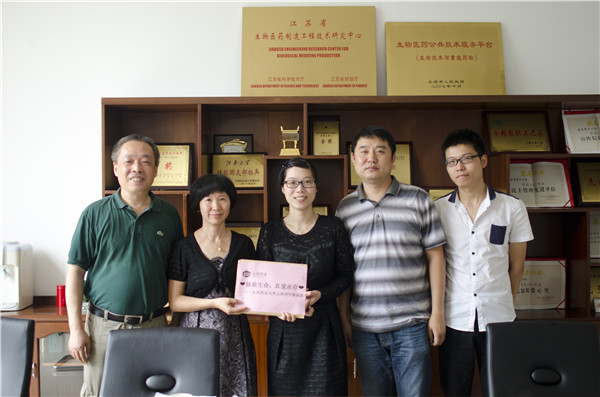 爱心点燃希望，真情传递温暖