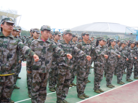 流血流汗不流泪，掉皮掉肉不掉队———药院学子接受军训“洗礼”