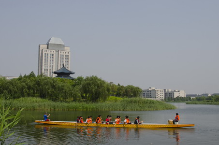 “水上游江大”--药学院师生开展划龙舟活动