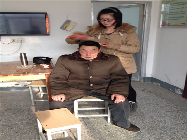 明媚冬日，暖心行动——“向日葵之吻”小队赴敬老院开展志愿服务