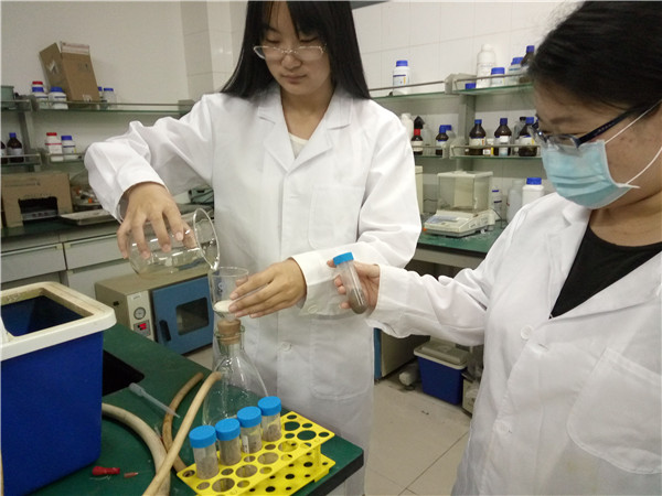 农业帮扶检土质，科技支农论发展——药学院“挥发黑化肥”农田帮扶和土质考察团实践活动