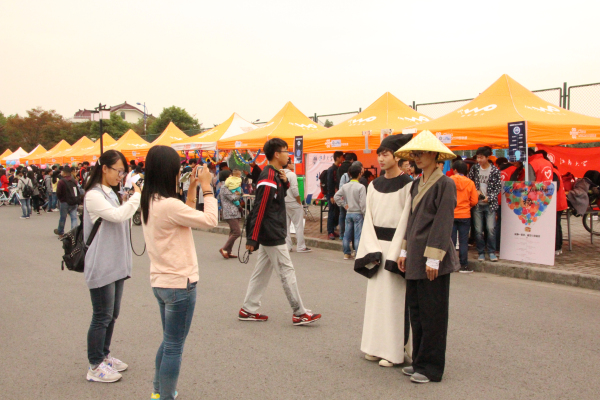 张扬青春魅力，共铸个性未来——药学院成功参加伟德victor1946科技节开幕式