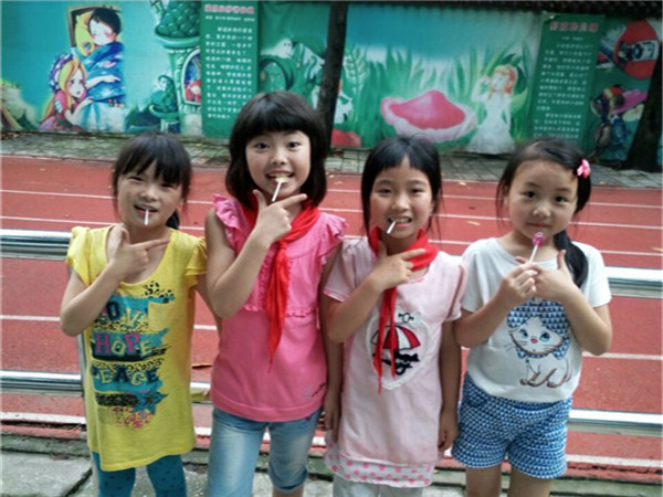 关注社会，乐献爱心——与爱同行，关注农民工子女