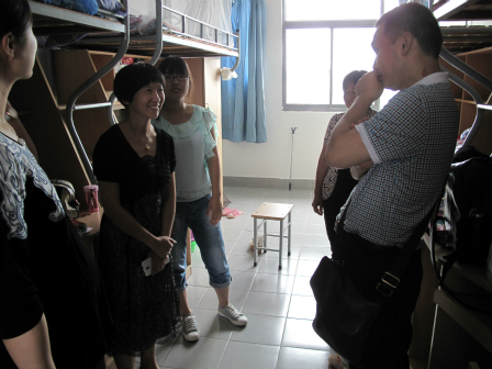 药学院领导走访慰问新生宿舍