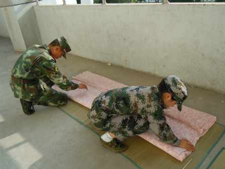 学叠“豆腐块”--药学院全面备战叠被子比赛