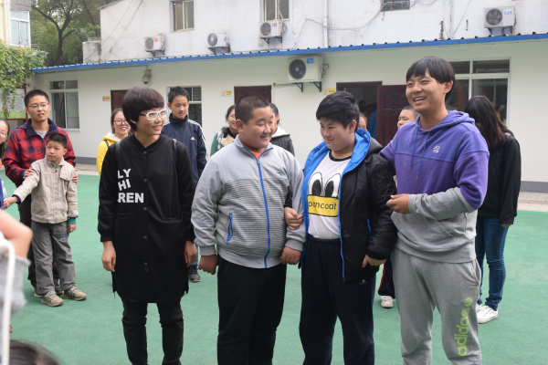 心与手相牵，爱暖在培智