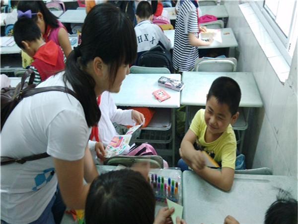 关注社会，乐献爱心——与爱同行，关注农民工子女