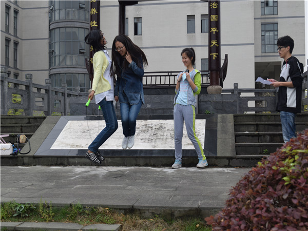 碧水湖畔寻中药 望闻问尝识药名