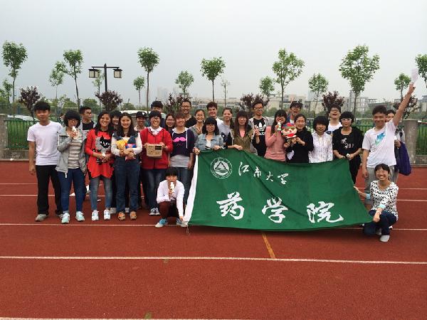 趣味撕名牌，汗水洒青春