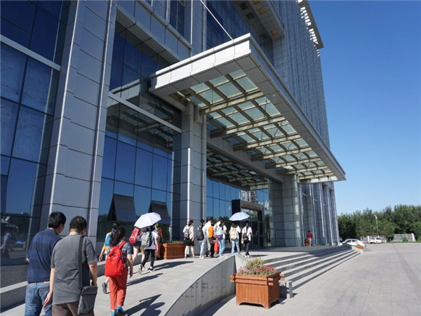 聚焦创业园，共筑援疆梦——伟德victor1946“药聚沙棘,科技援疆”实践团赴新疆生物医药创新创业园考察