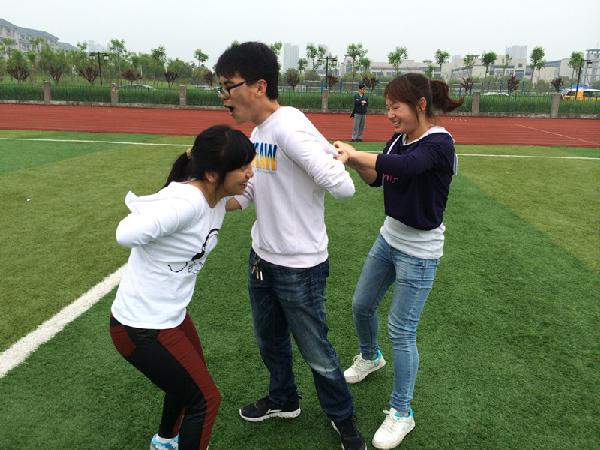 趣味撕名牌，汗水洒青春