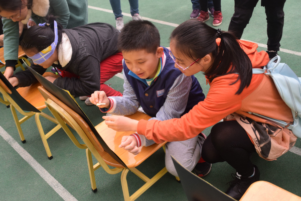 心与手相牵，爱暖在培智