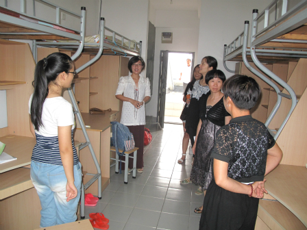 药学院领导走访慰问新生宿舍