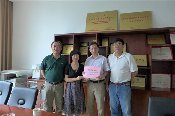 爱心点燃希望，真情传递温暖